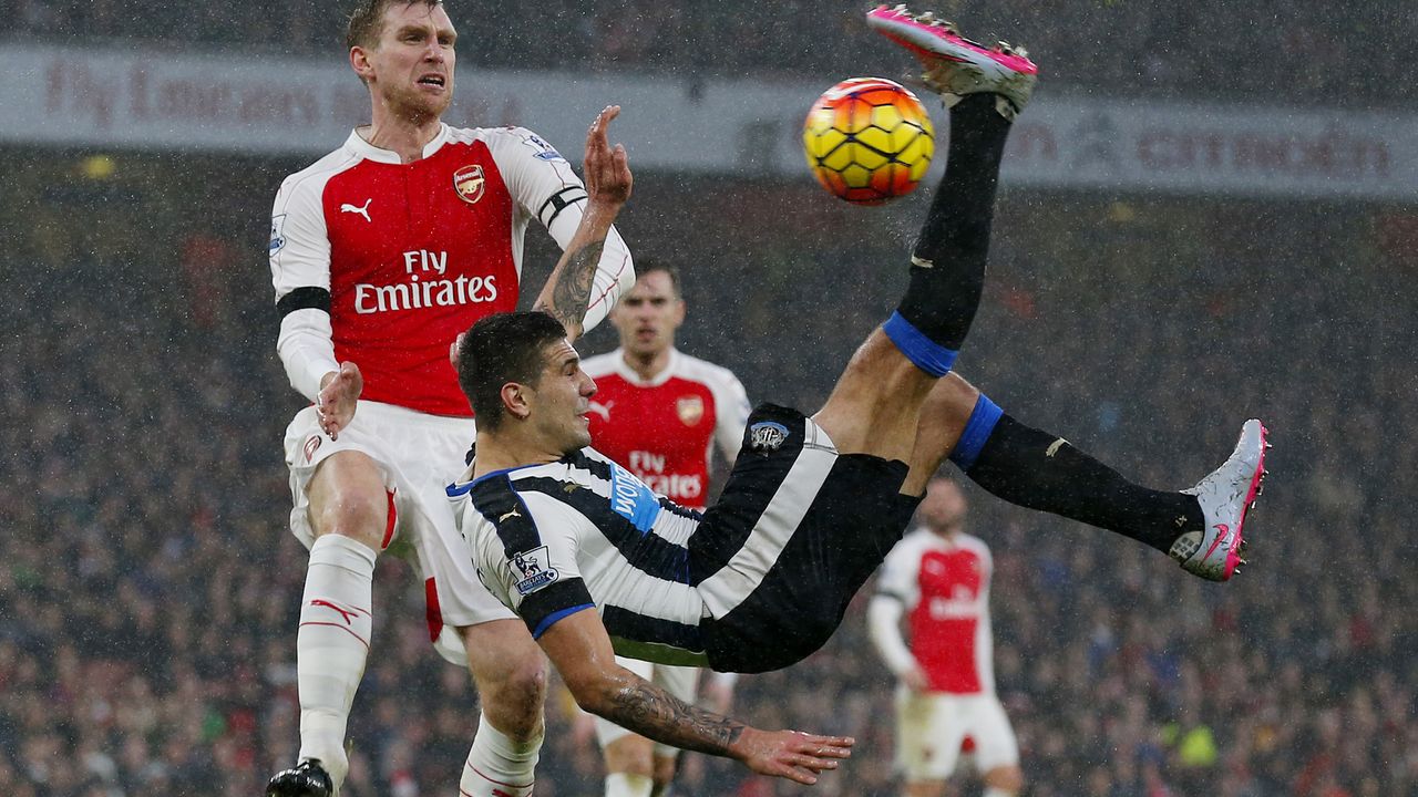 Aleksandar Mitrović na meču sa Arsenalom