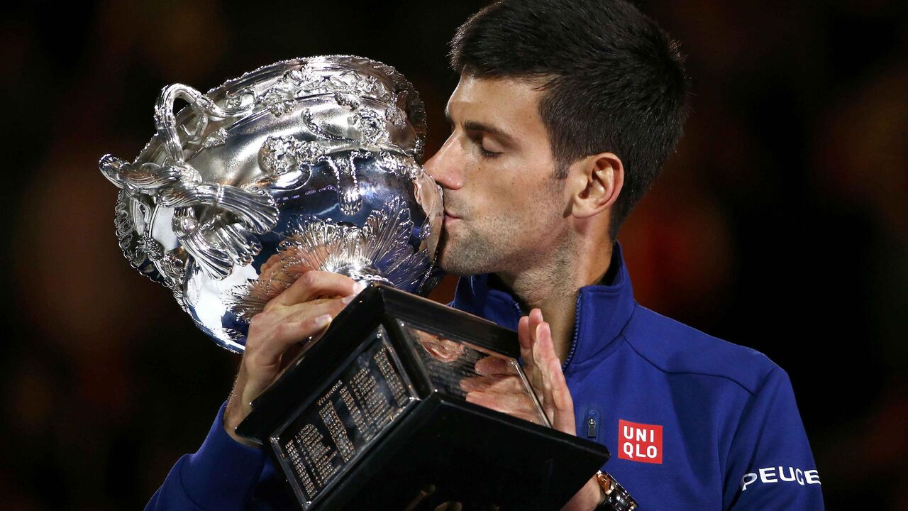 Novak Đoković sa peharom Australijan opena