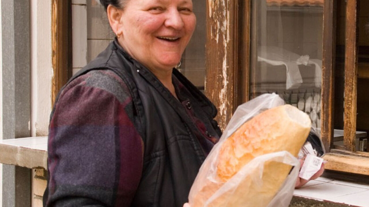 Baba drži hleb