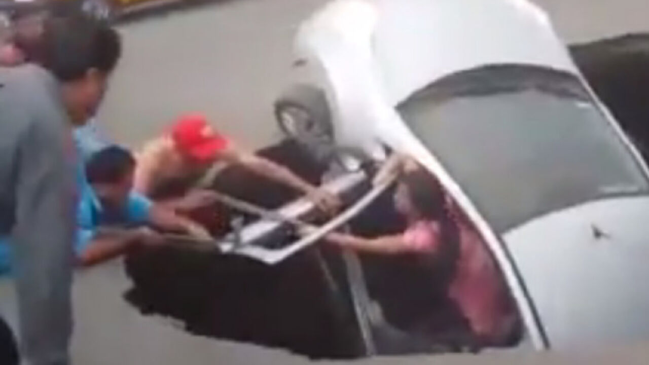 Rupa na putu progutala auto