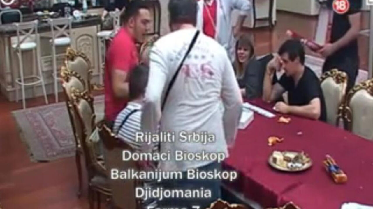 Miki Đuričić lomi stolicu