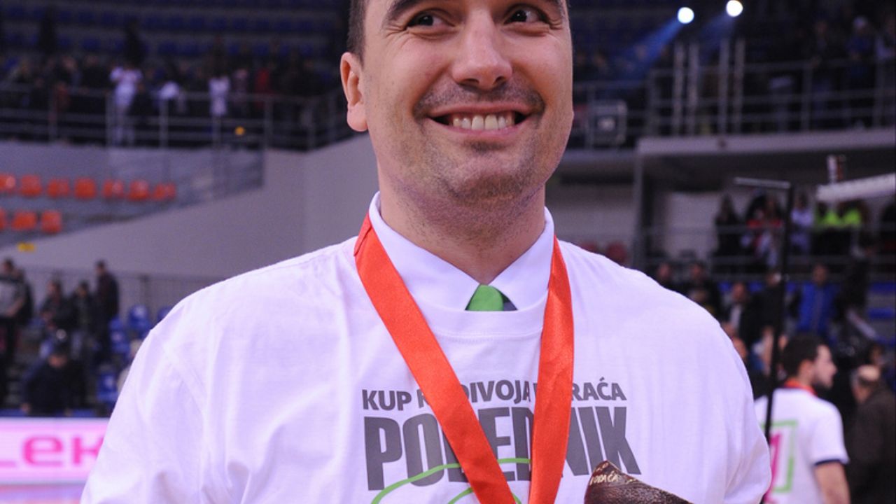 Dejan Milojević sa trofejom Kupa Radivoja Koraća