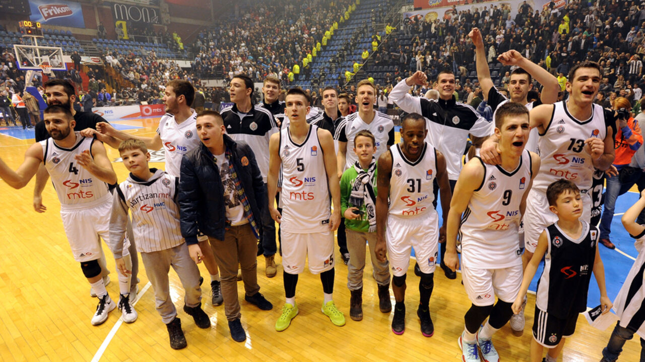 Košarkaši Partizana otpozdravljaju navijačima