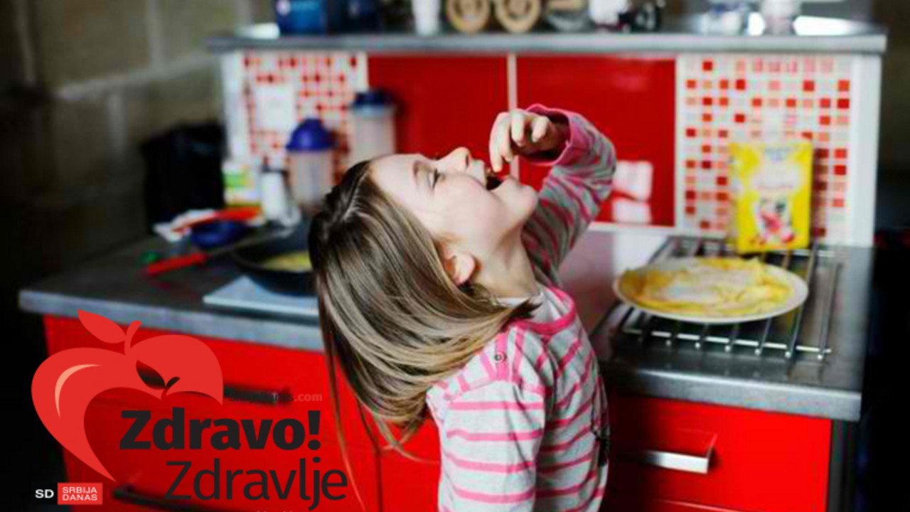 Devojčica jede