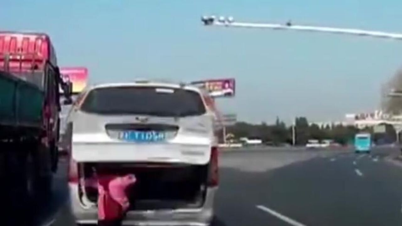 Dete ispada iz gepeka
