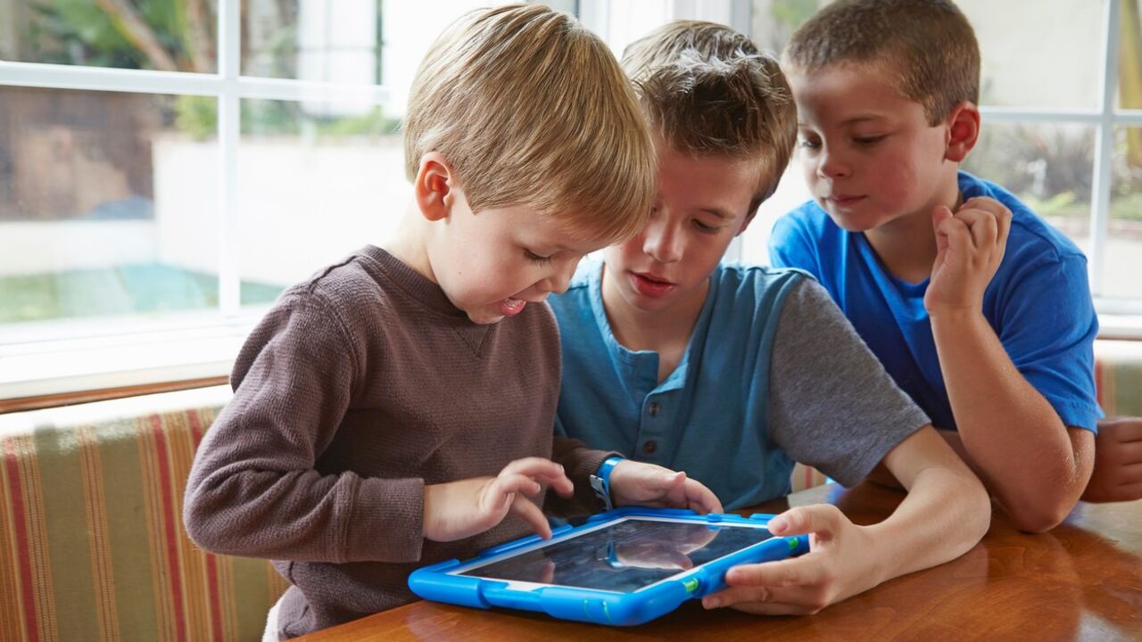 Deca gledaju u tablet