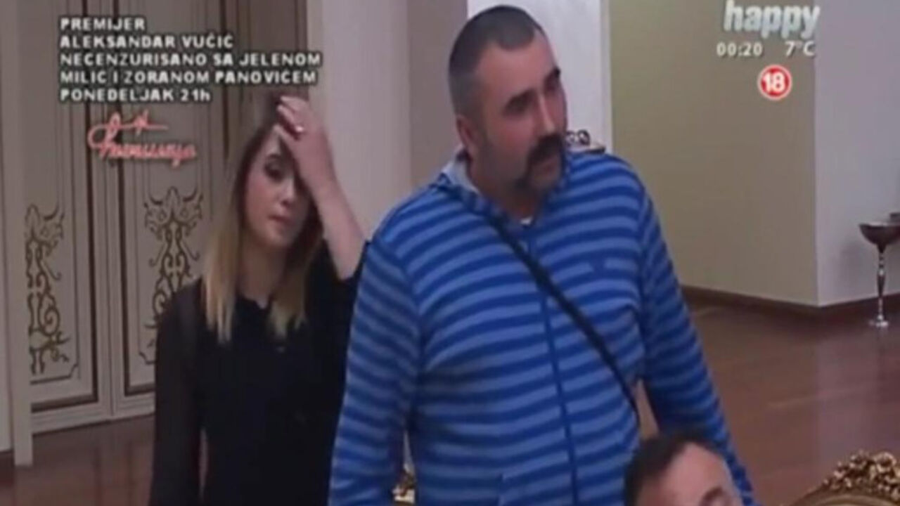 Mikija izvodi obezbeđenje