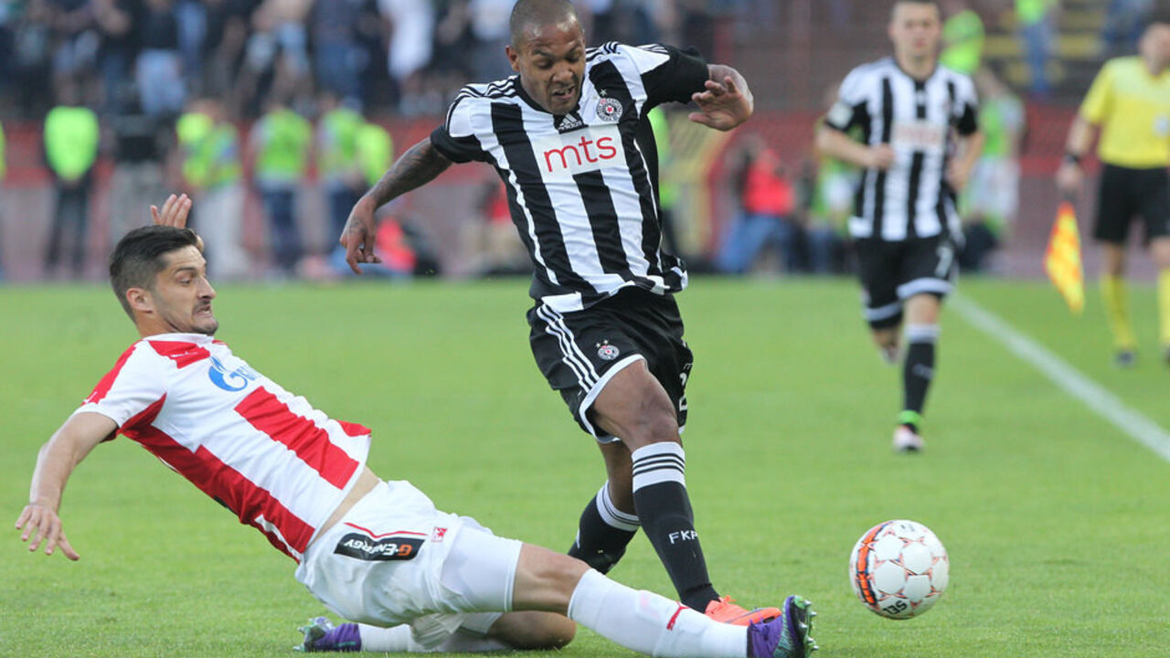 Everton Luiz (crno-beli dres)