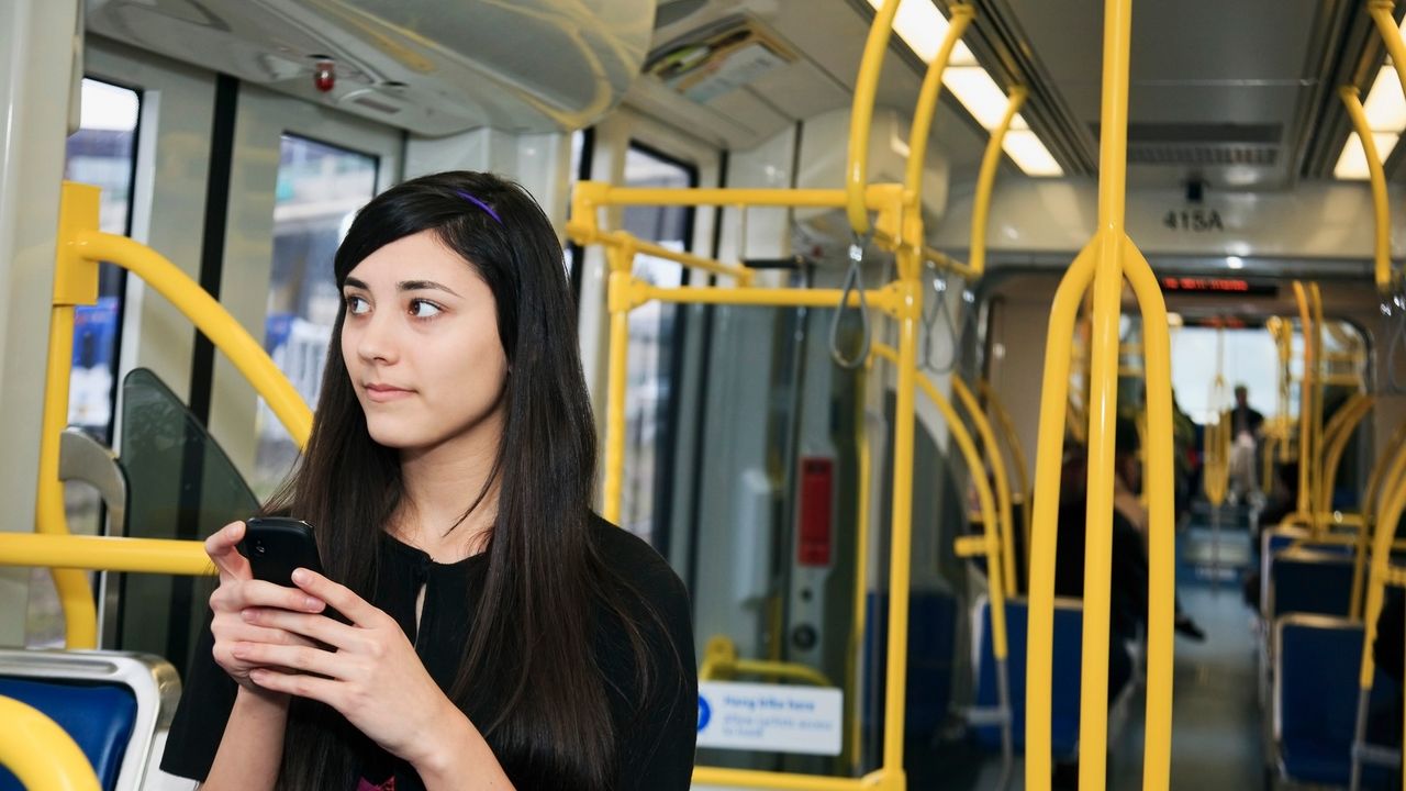 devojka u autobusu