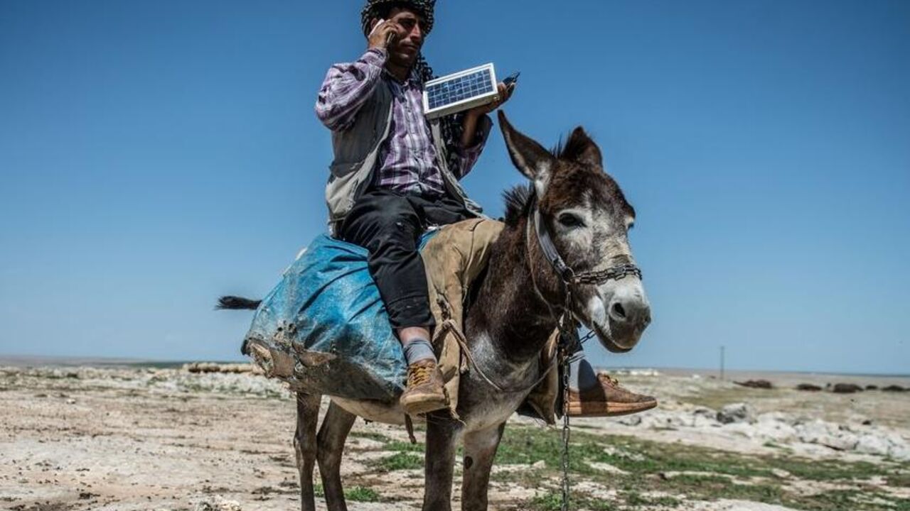 Pastir puni telefon pomoću solarne ploče