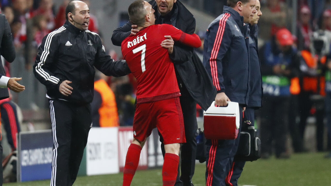 Dijego Simeone u klinču sa Frankom Riberijem