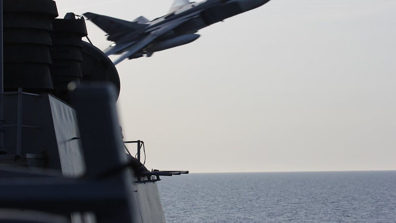 Su-24 iznad američkog broda u Baltiku