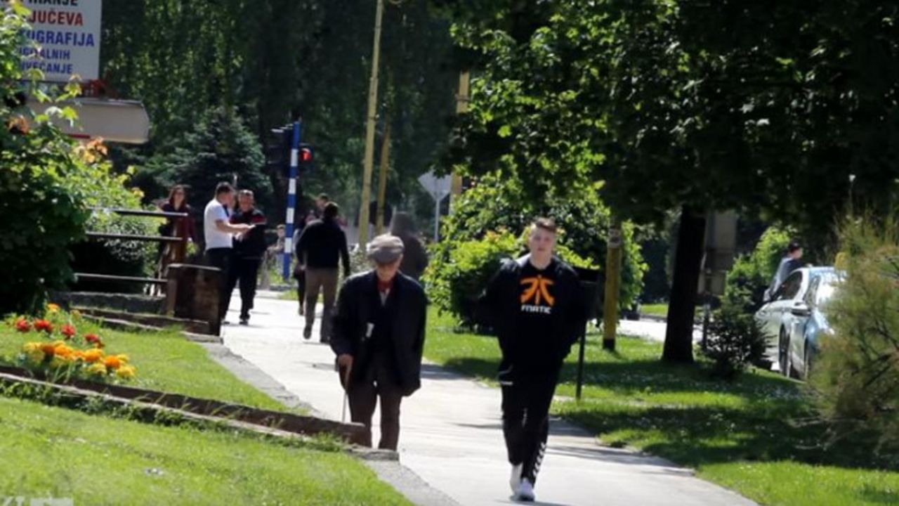 momak vrši eksperiment