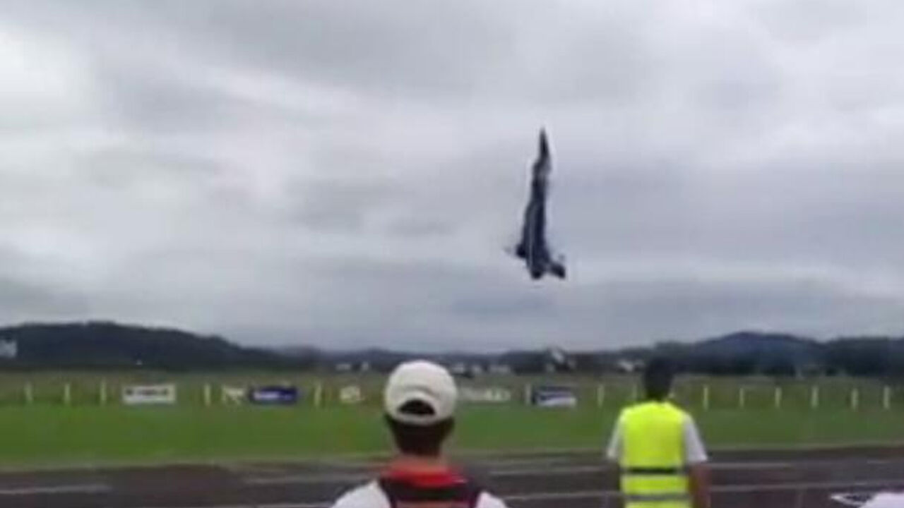 Pilot podigao avion da lebdi u vazduhu