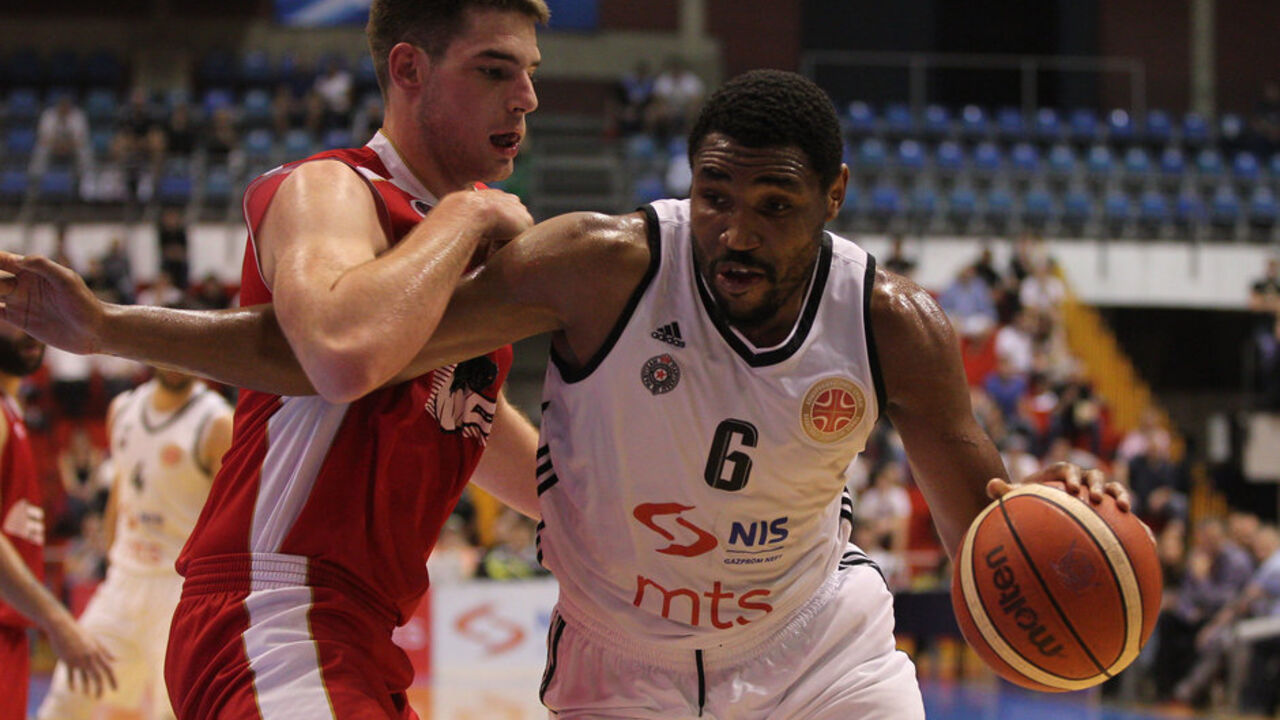 Kevin Džons (Partizan) u duelu sa Markom tejićem (FMP)