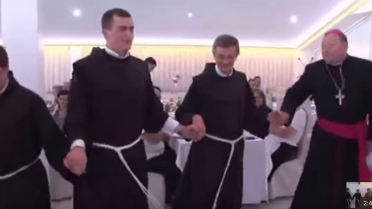 Hrvatski fratri igraju Užičko kolo