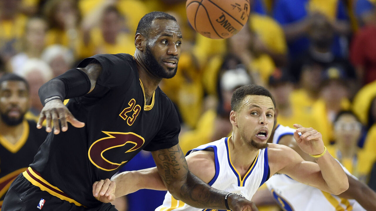 Lebron Džejms u duelu sa Stefonom Karijem