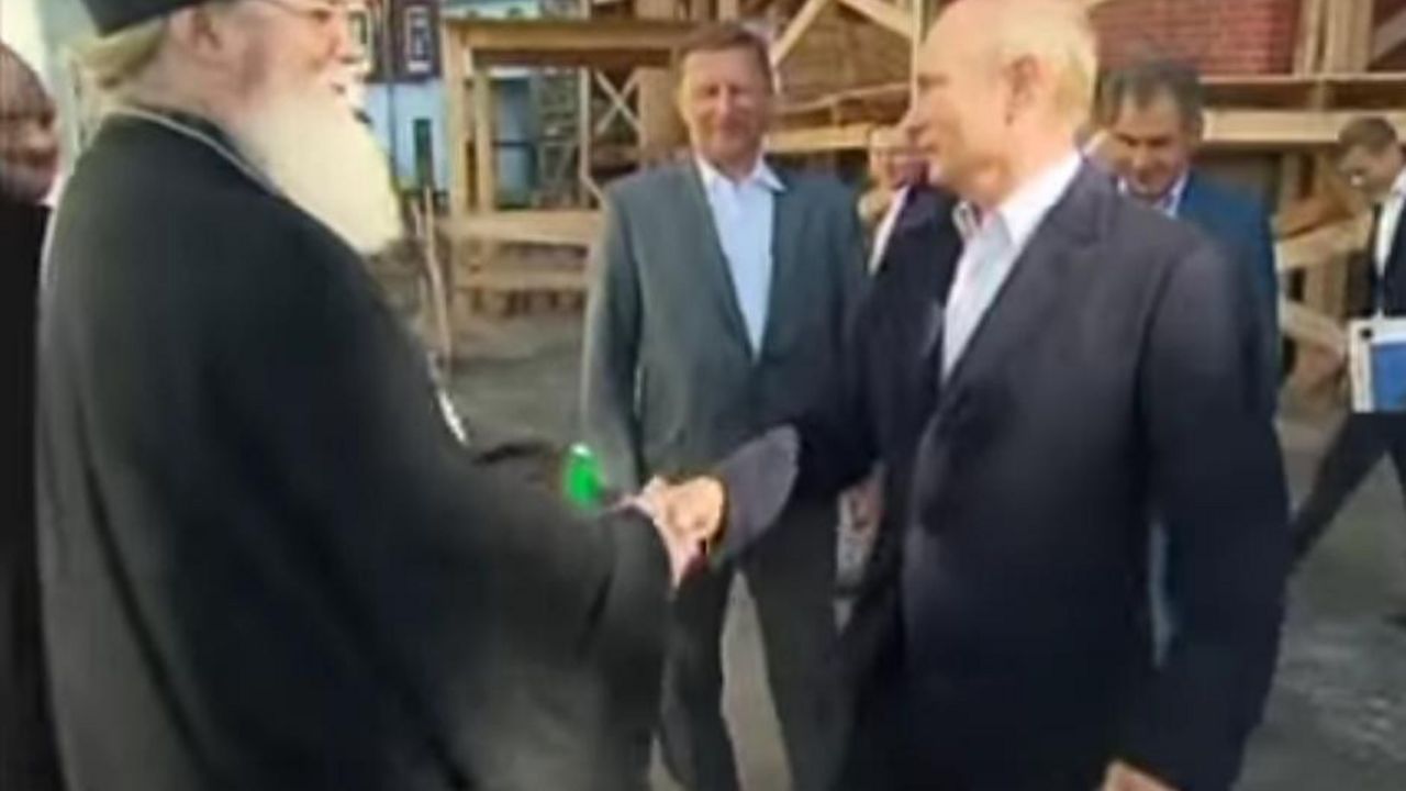 Pop se rukuje sa Vladimirom Putinom