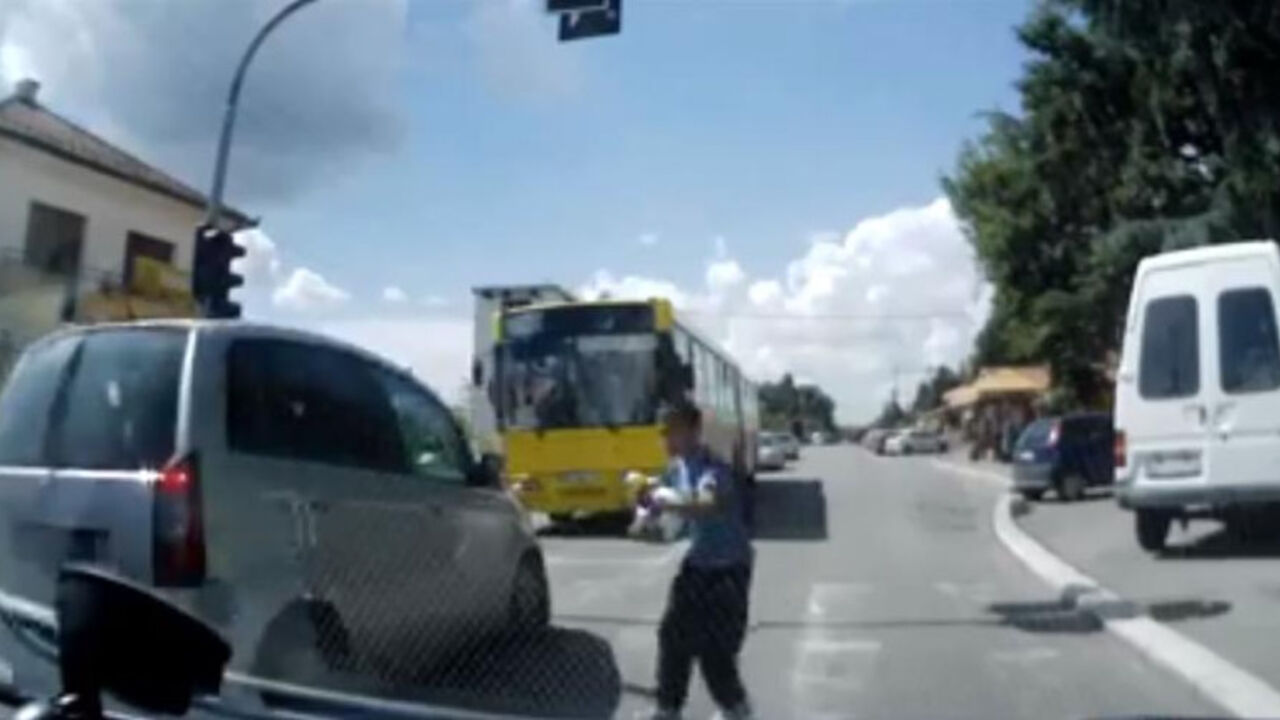 dečak prelazi ulicu u Sremčici