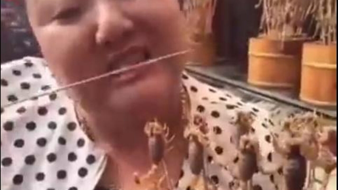 Žena jede škorpije