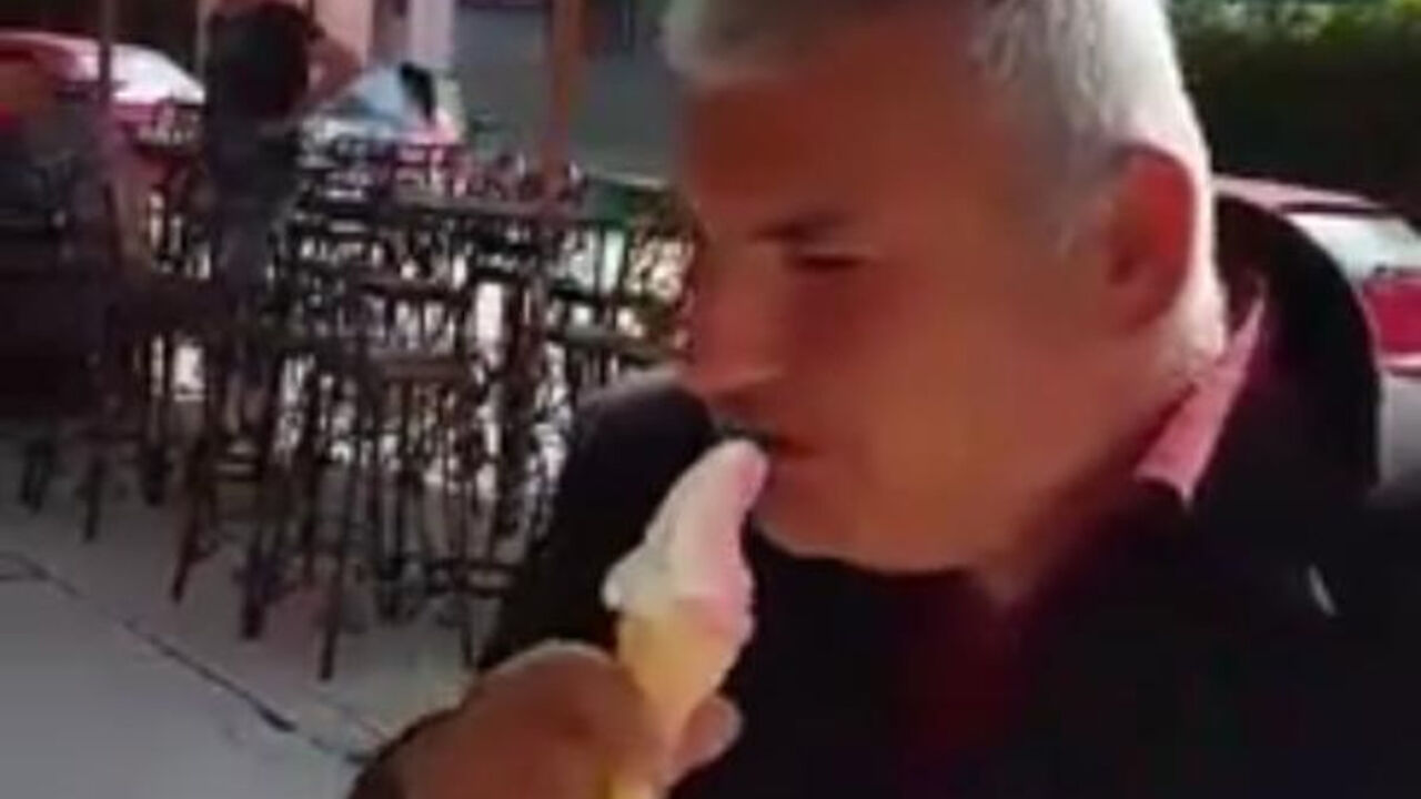 Bosanac jede sladoled