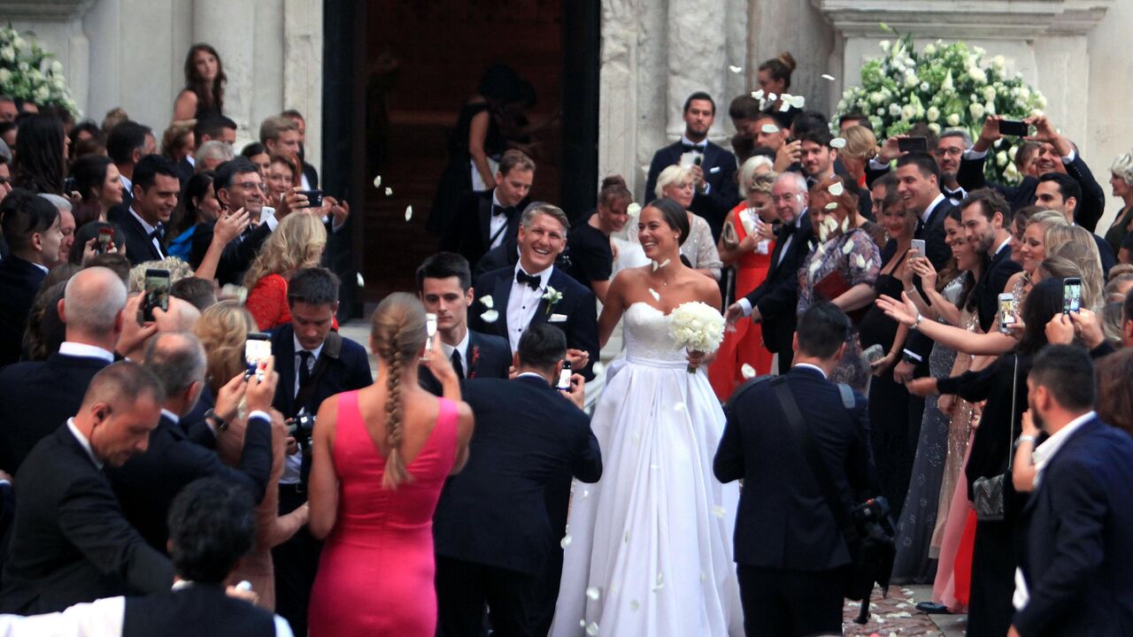 Ana Ivanović i Bastijan Švajnštajger posle venčanja u Veneciji