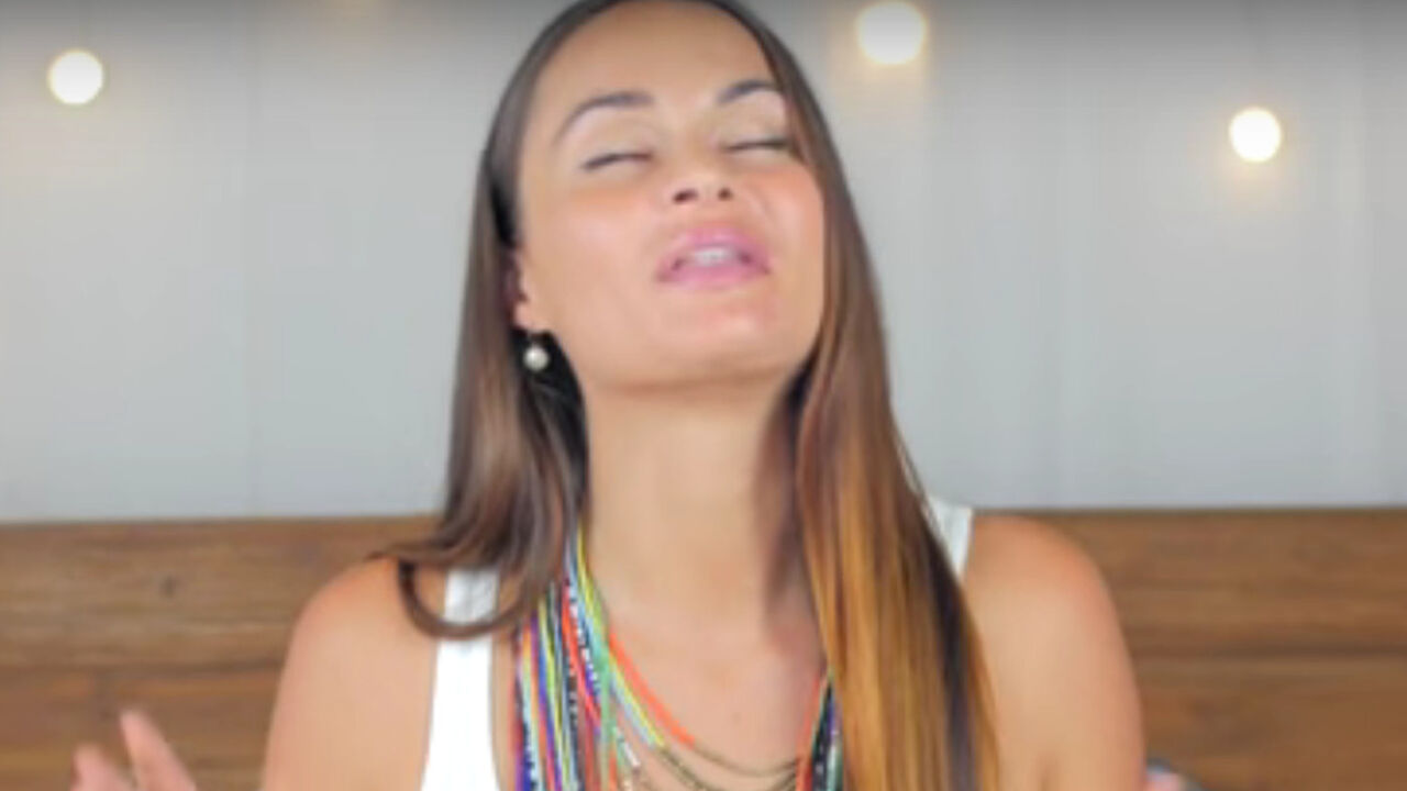 žena
