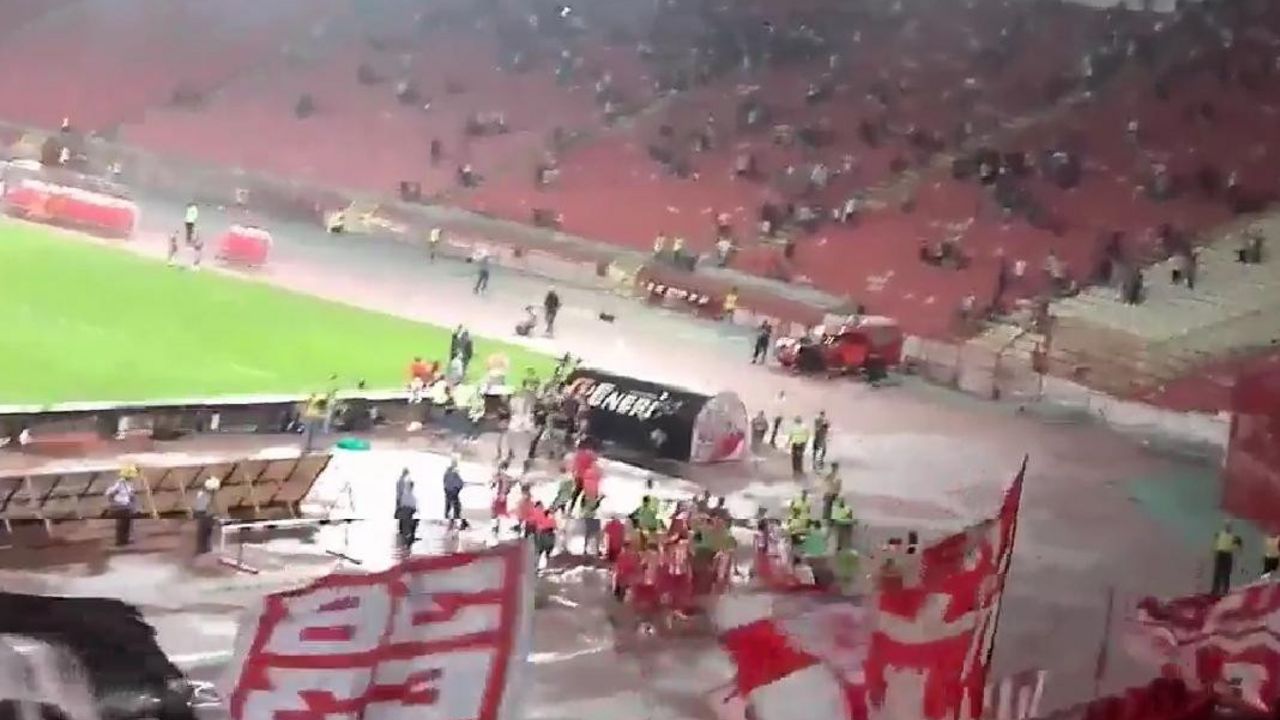 Navijači Crvene zvezde pevaju fudbalerima posle pobede nad Metalcem