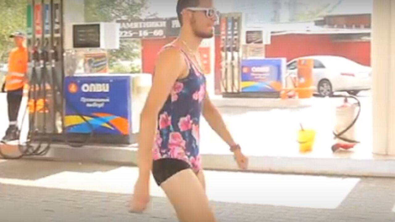 momak na benzinskoj pumpi