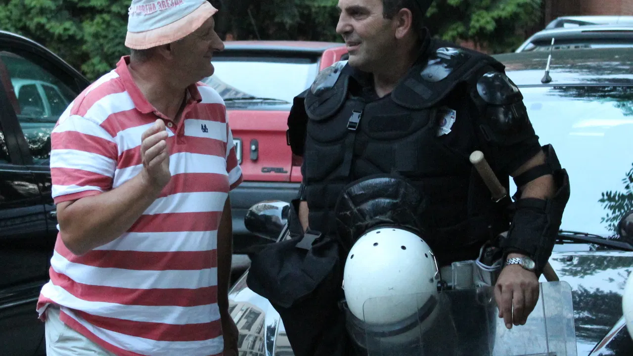 Navijač Crvene zvezde i policajac