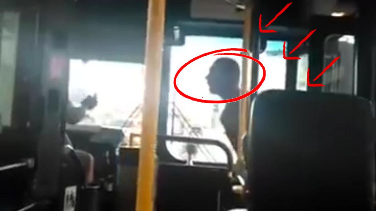 Prolaznik pljuje vozača gradskog autobusa