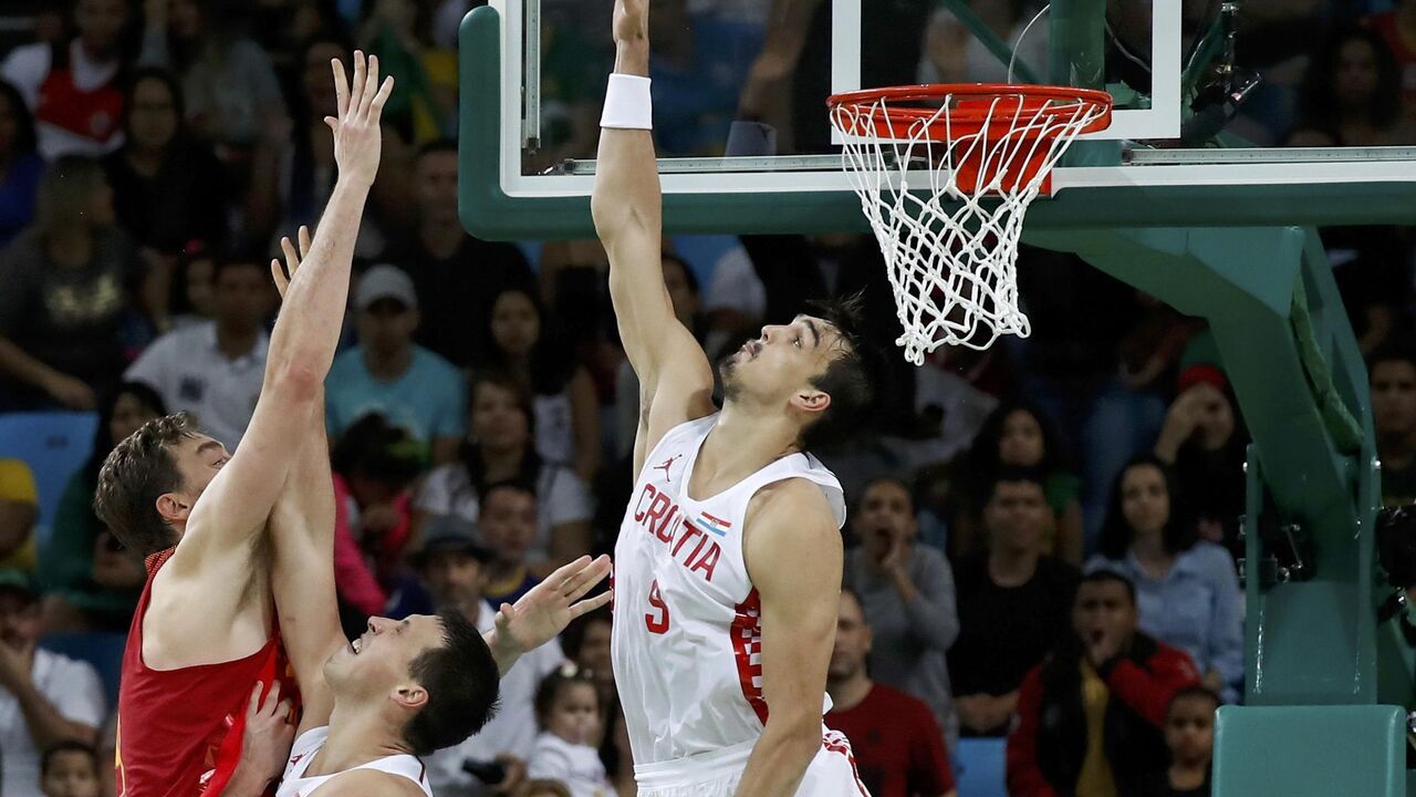 Šarić blokira Gasola u poslednjim sekundama meča u grupi na OI