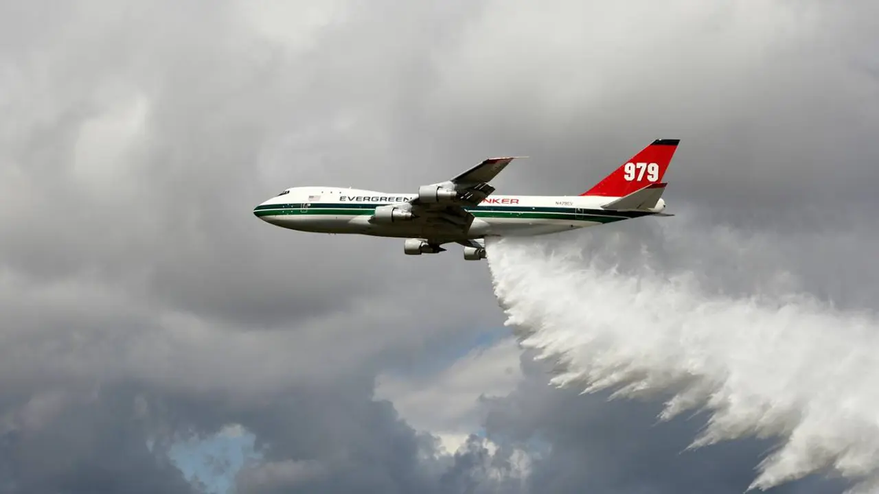 Avion gasi požar