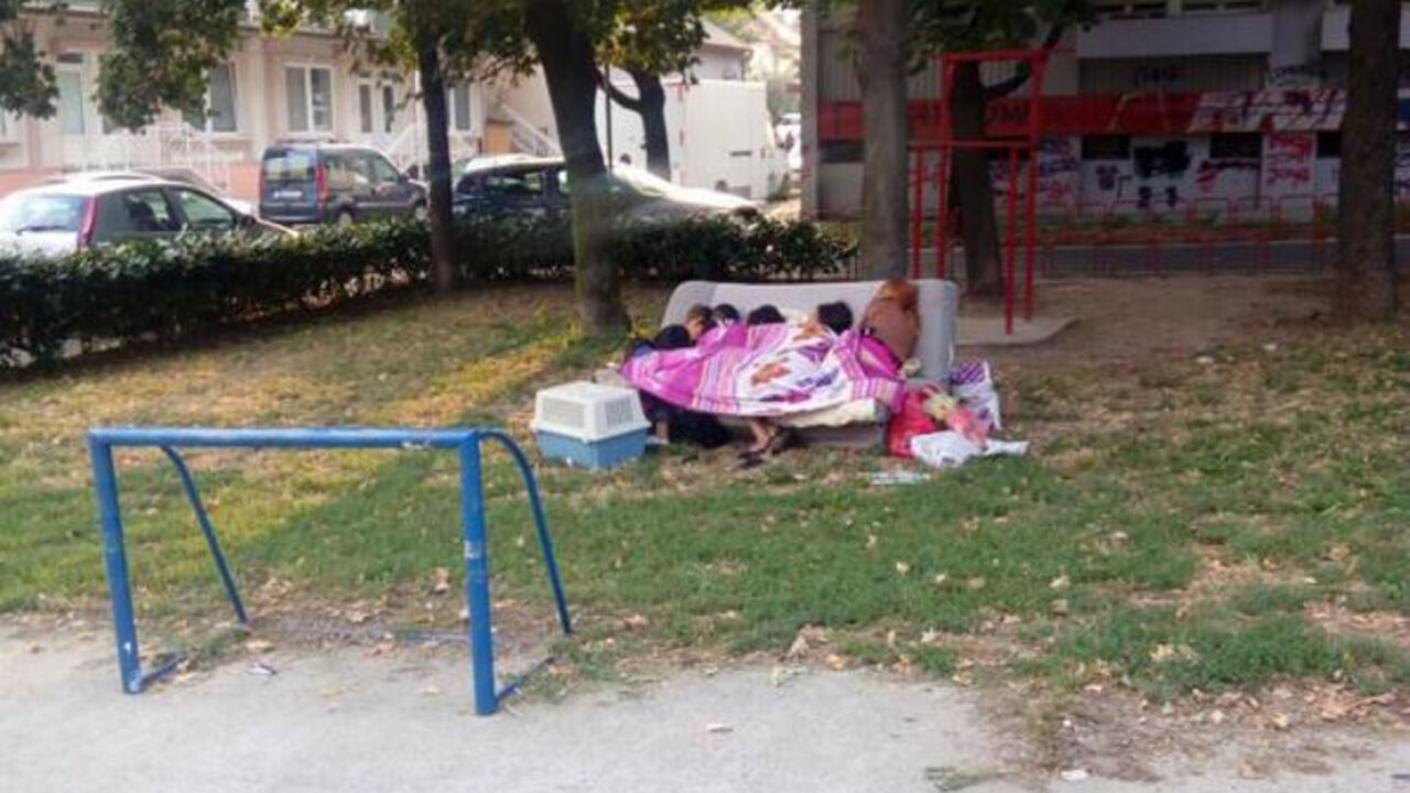 Porodica spava u parku u Zemunu