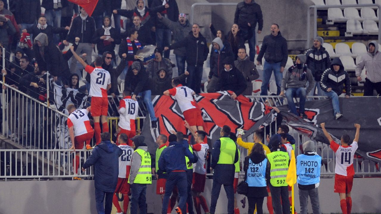 Fudbaleri Vojvodine na meču sa Partizanom slave sa navijačima