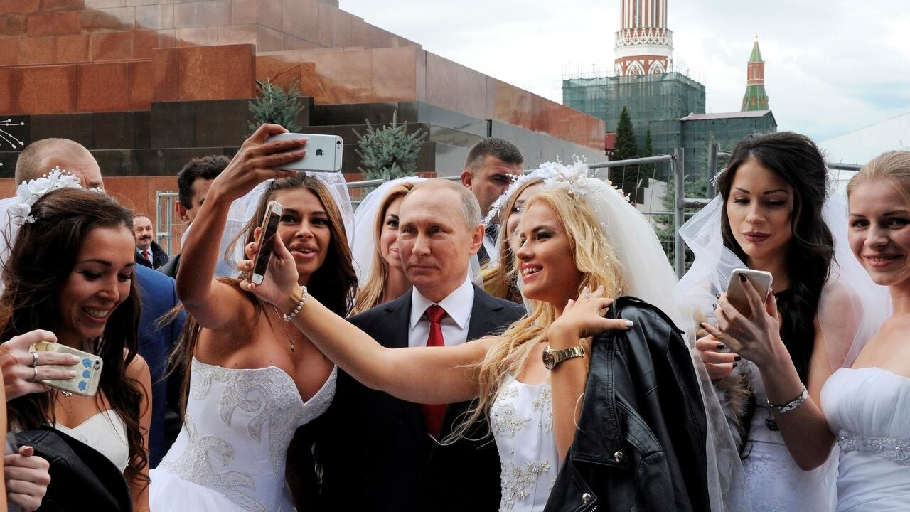 Vladimir Putin sa devojkama u venčanici