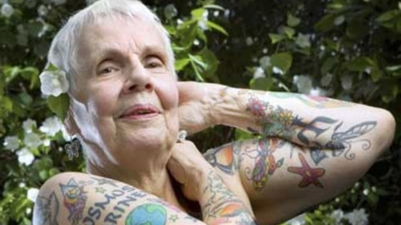 starija žena sa tetovažama