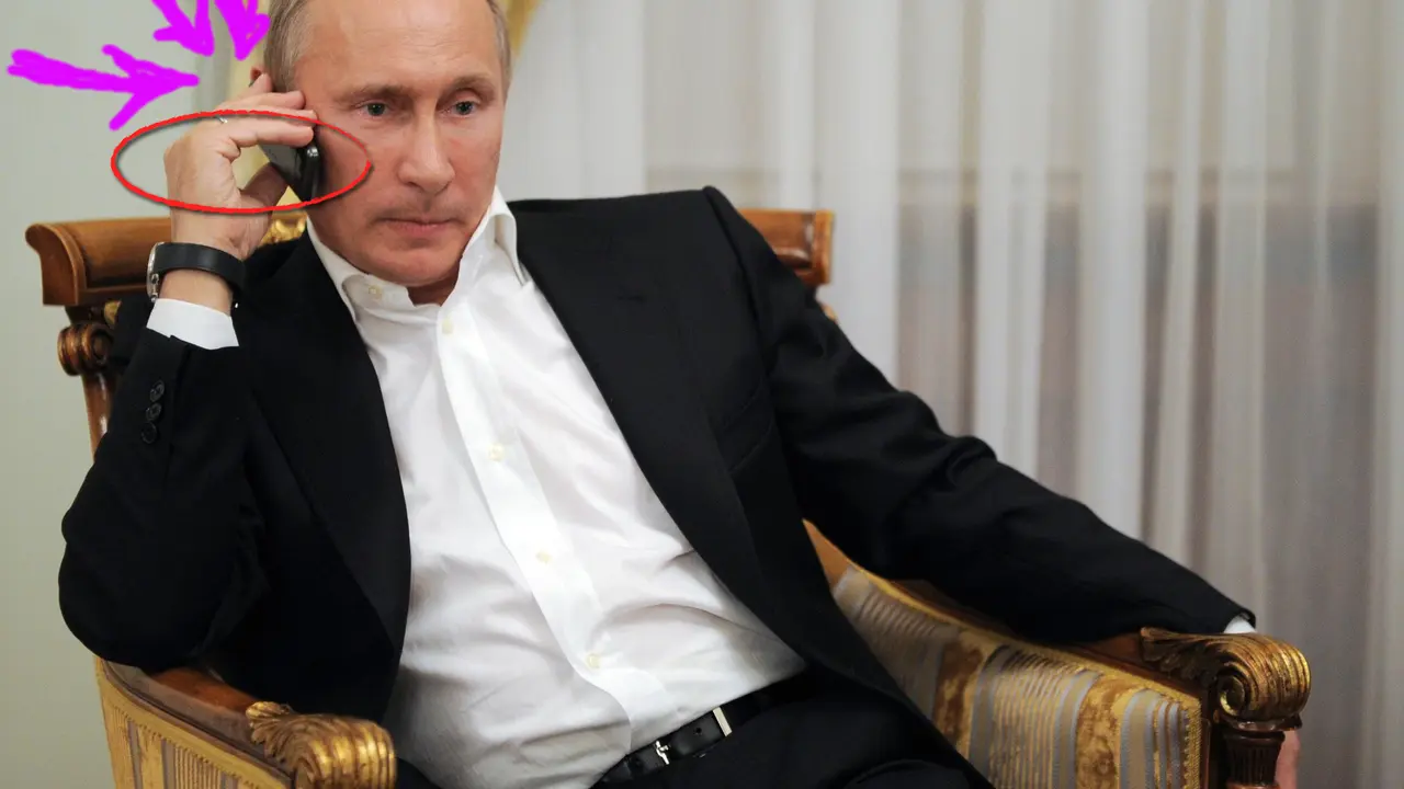Vladimir Putin priča na mobilnom telefonu