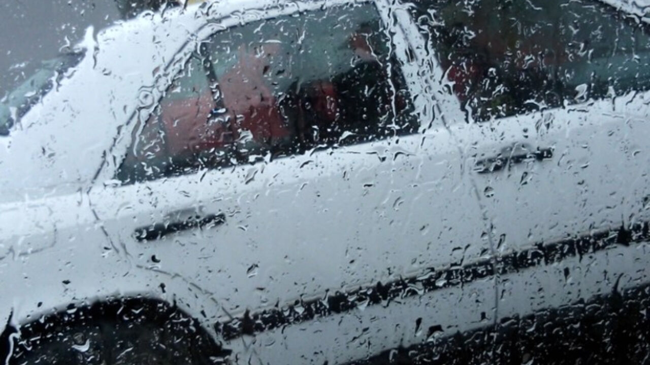 Automobil na kiši