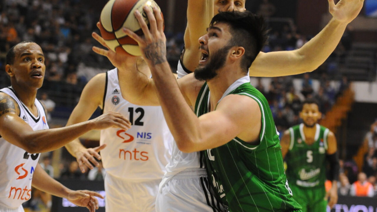 Nikola Janković, košarkaš Olimpije, u duelu sa igračima Partizana