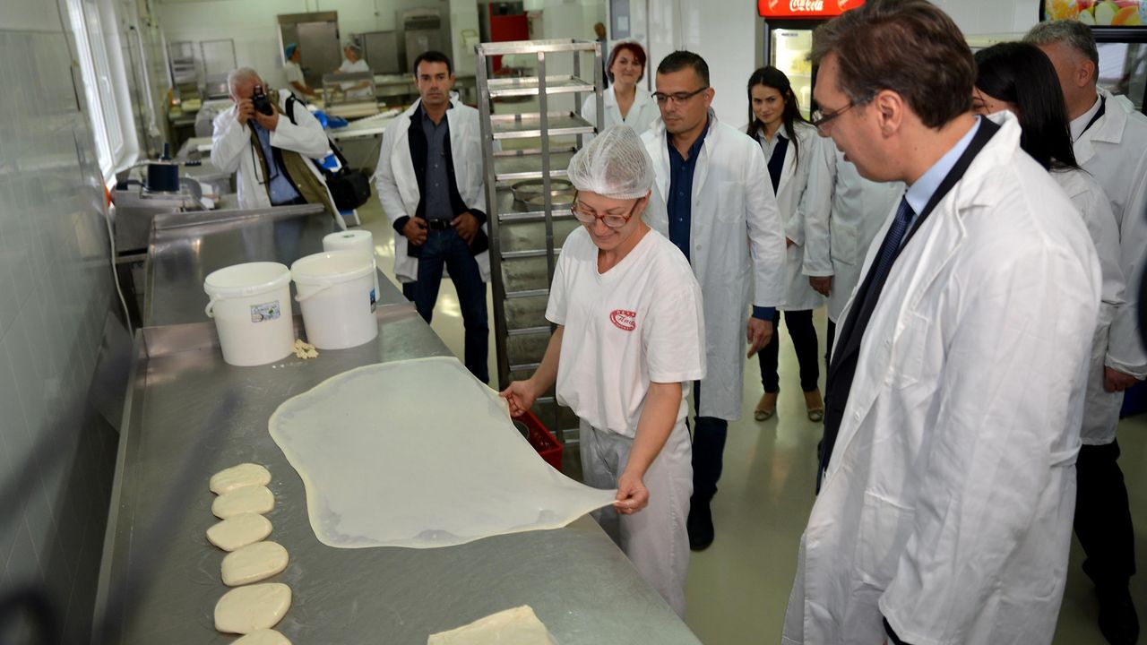 Aleksandar Vučić u pekarskom pogonu u Prokuplju