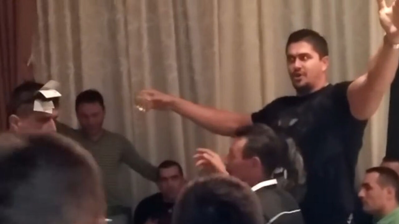 Darko Miličić se veseli u kafani