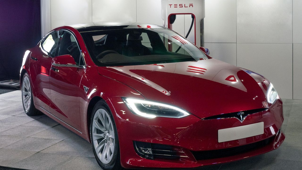 Tesla automobil