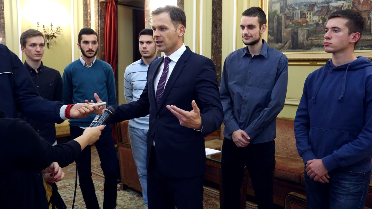 Siniša Mali sa studentima