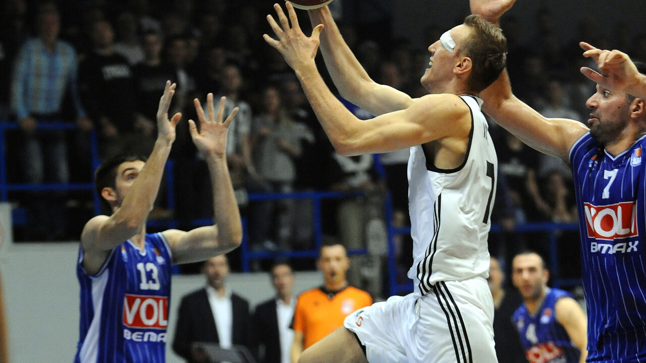 Adin Vrabac (beli dres)