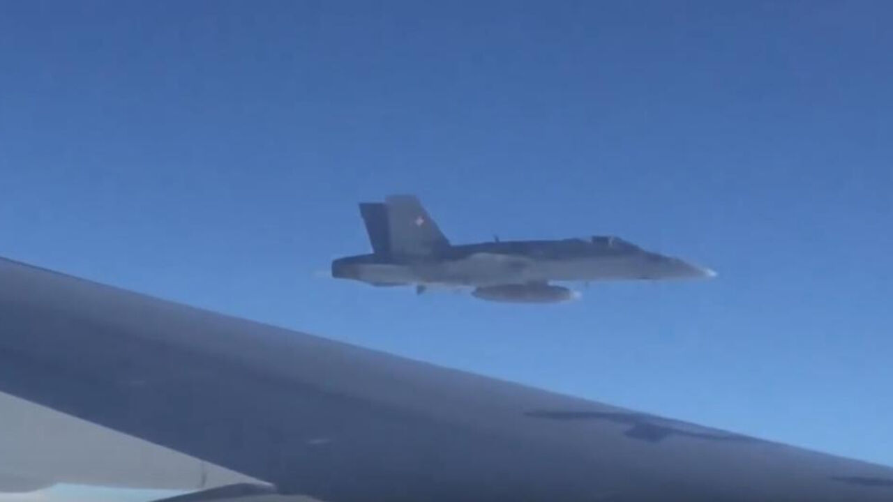 Švajcarski vojni avion pored ruske državne letelice