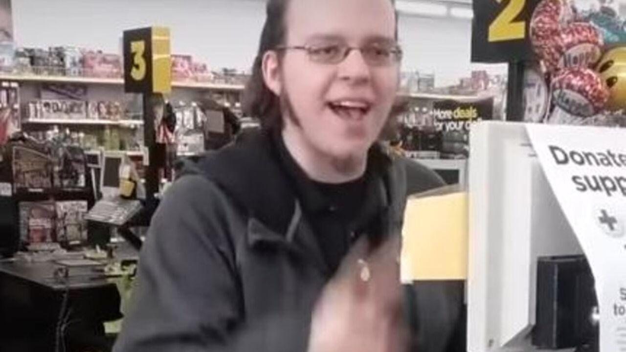 Pevač u supermarketu