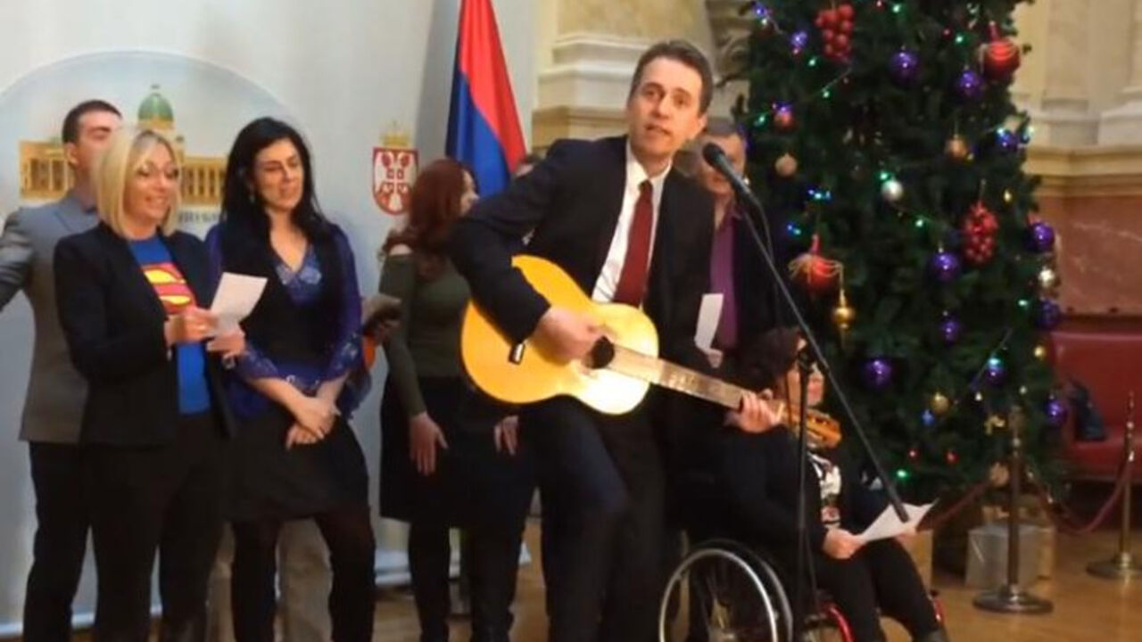 Saša Radulović peva u Skupštini