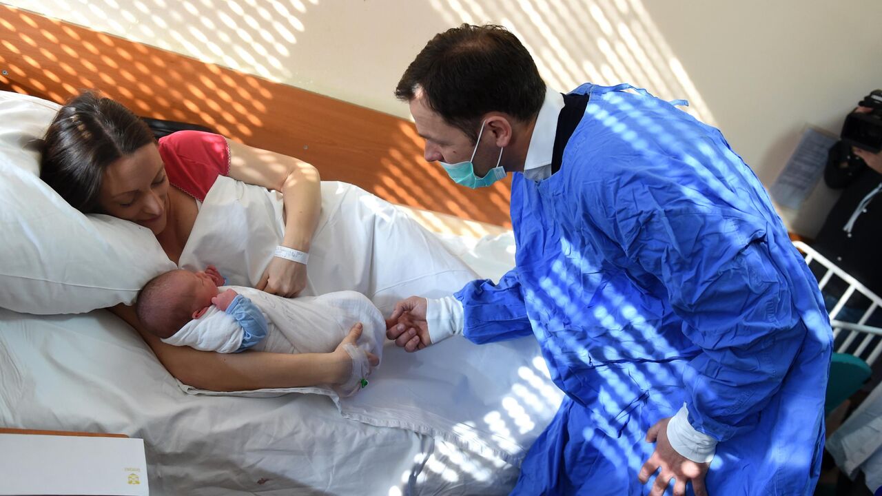 Siniša Mali obilazi prvorođene bebe