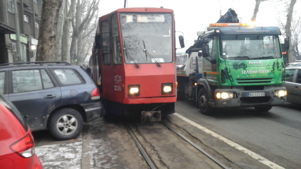 Automobil koji je preprečio tramvajske šine